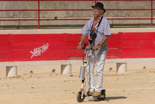 Homme sur trotinette